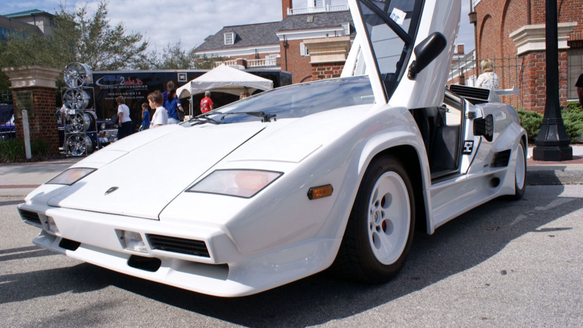 File:Lamborghini Countach 1984 5000S LNose DoorOpen LakeMirrorClassic 17Oct09 (14577545736).jpg