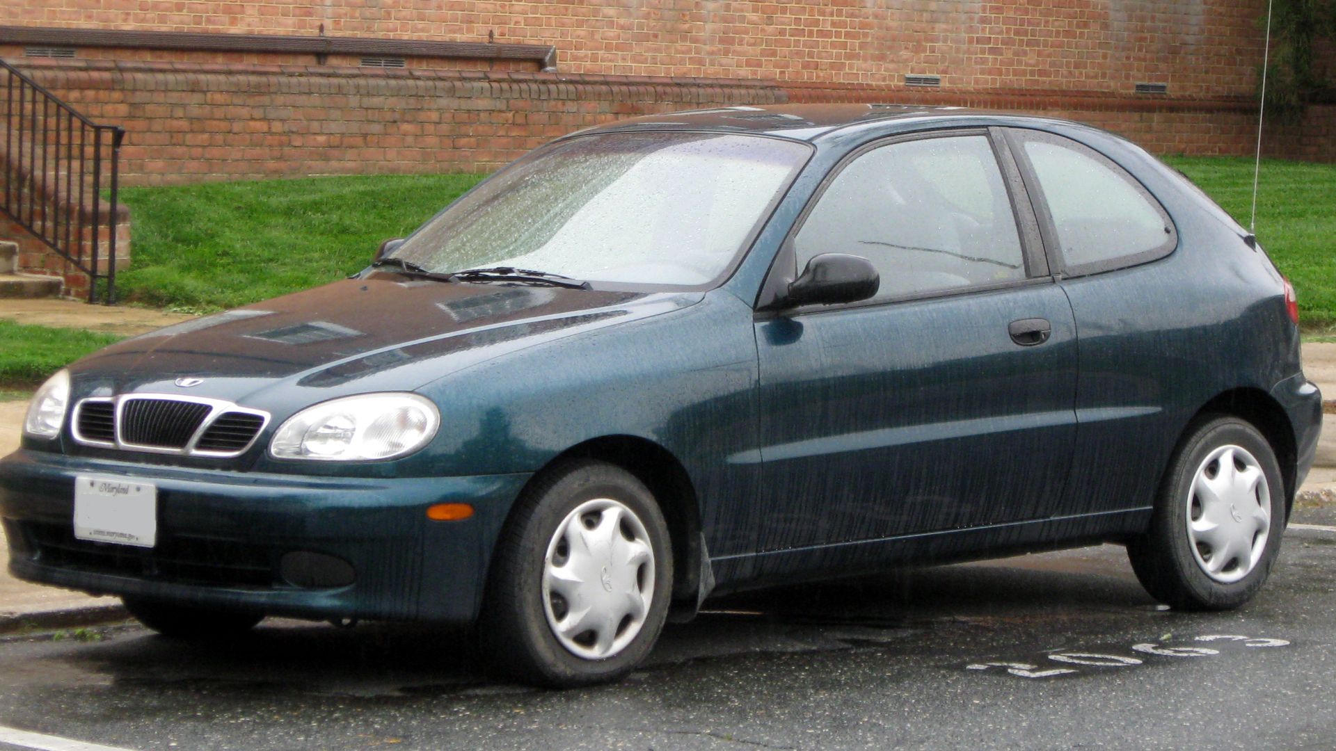 File:Daewoo Lanos hatchback -- 04-22-2011 front.jpg