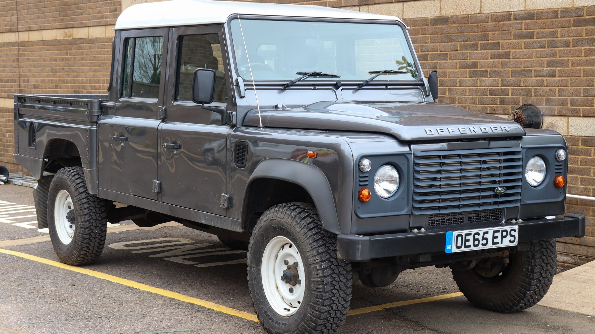 File:2016 Land Rover Defender 130 HCPU TD 2.2.jpg