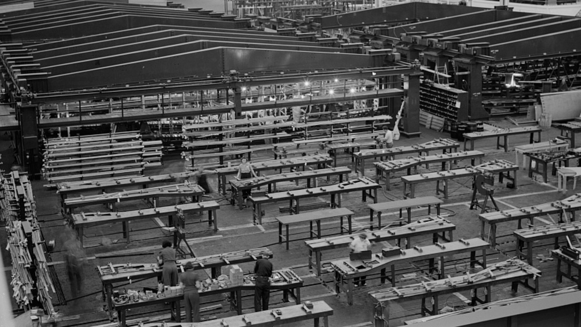 File:Production. Willow Run bomber plant. 8e11142v.jpg