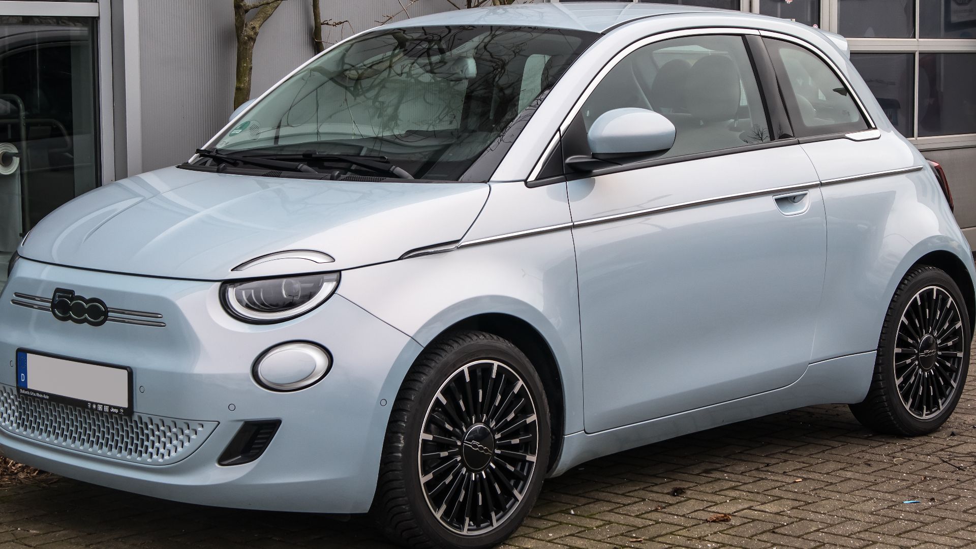 File:Fiat 500e La Prima – f 15022025.jpg