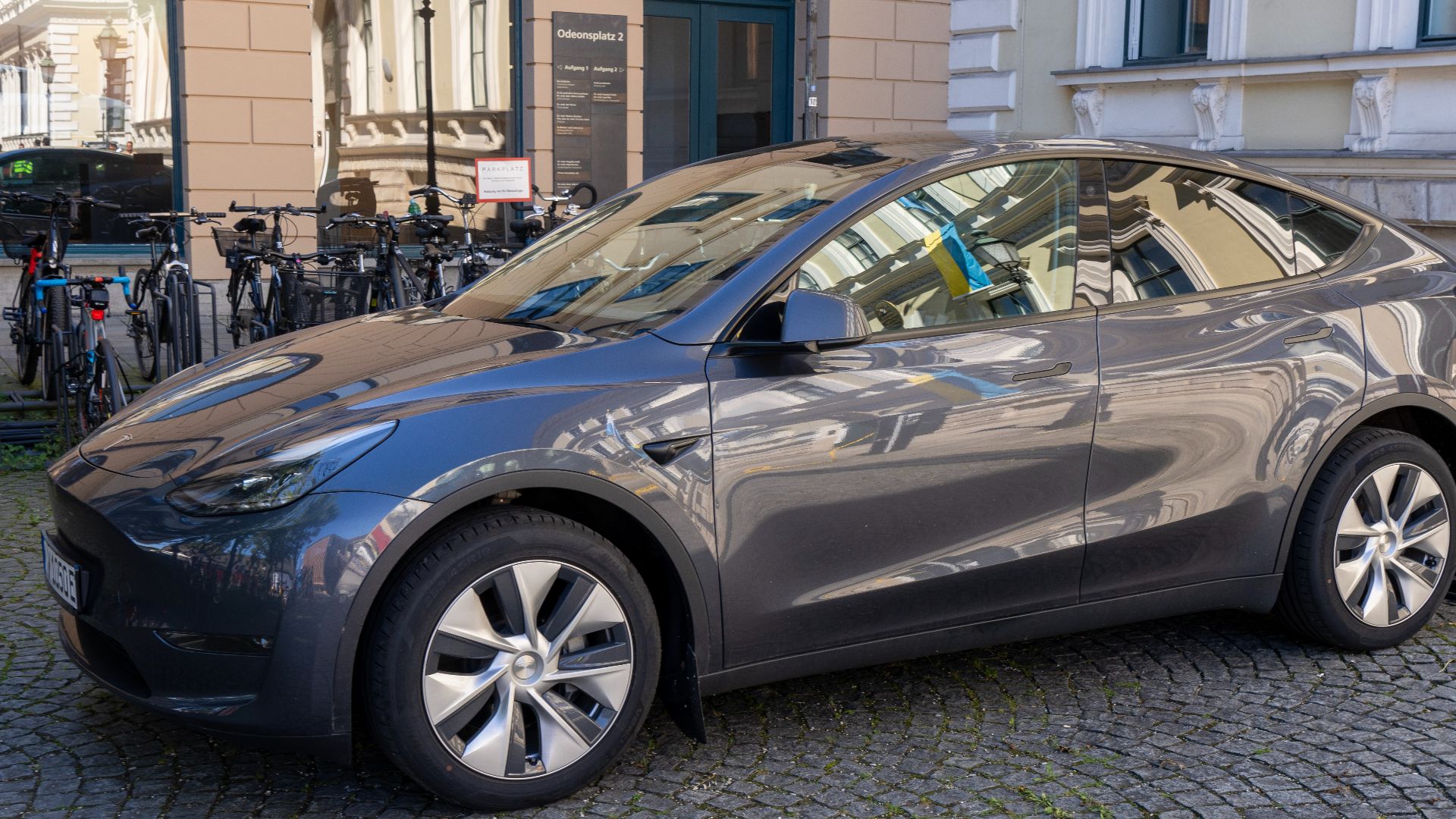File:Tesla Model in München.jpg