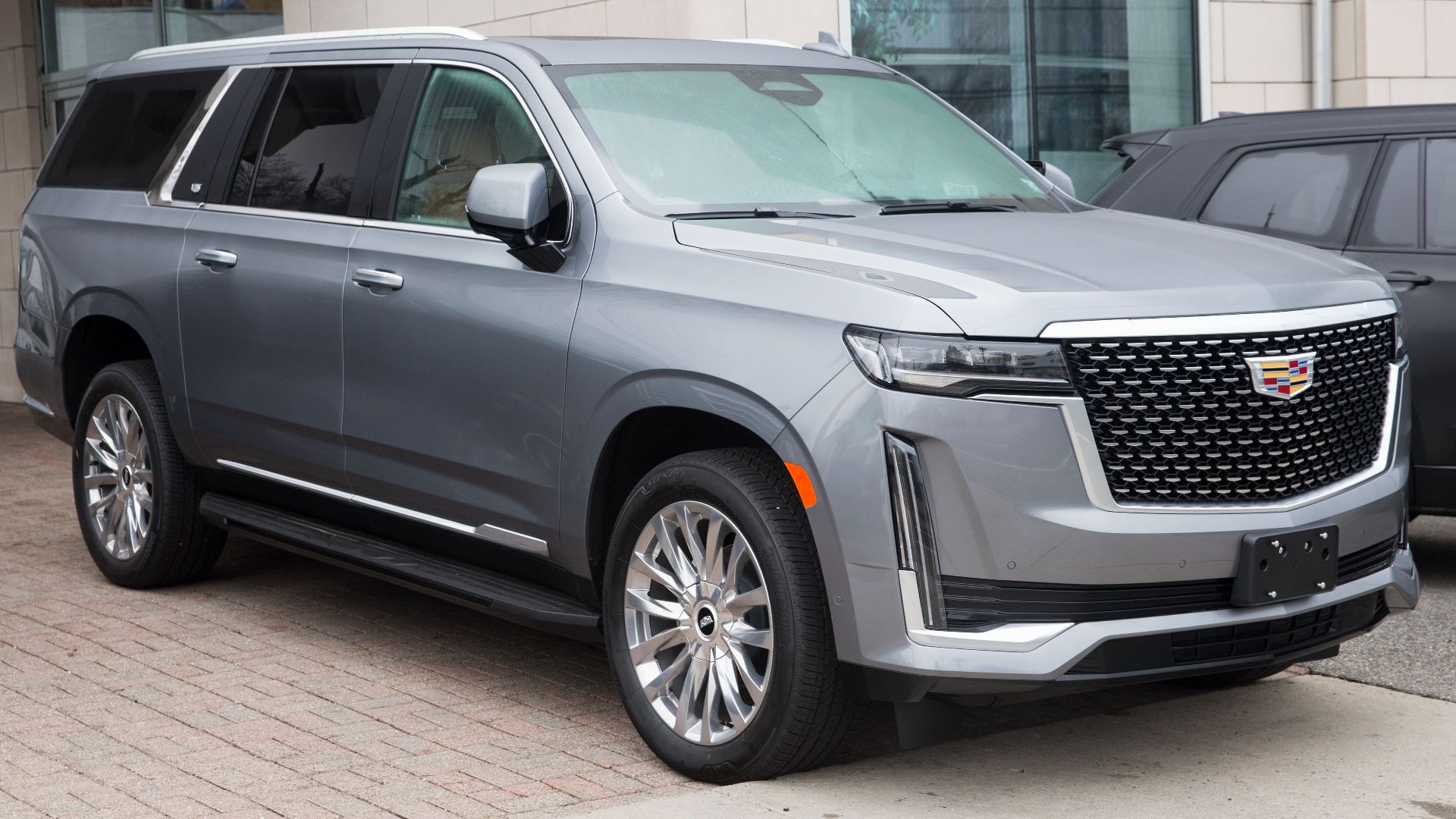 File:2021 Cadillac Escalade ESV 4WD Premium Luxury in Satin Steel Metallic, front right.jpg