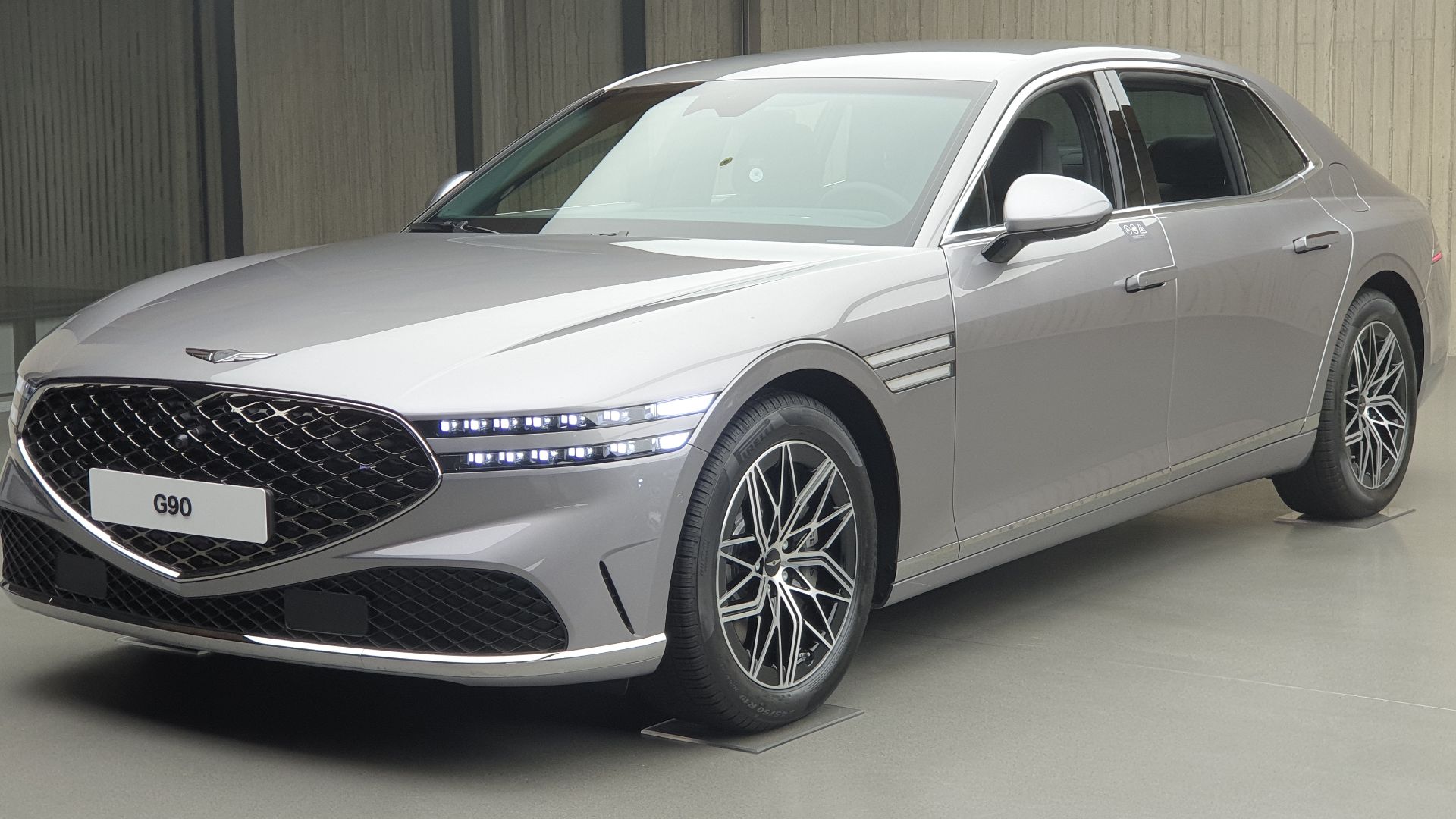 File:Genesis G90 3.5T RS4 Savile Silver (1).jpg