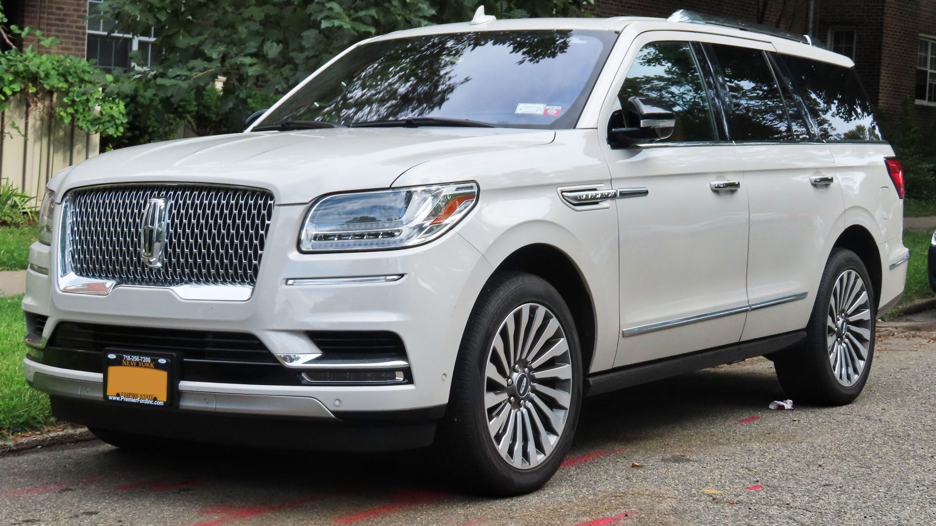 File:2019 Lincoln Navigator 'Reserve', front 8.29.20.jpg