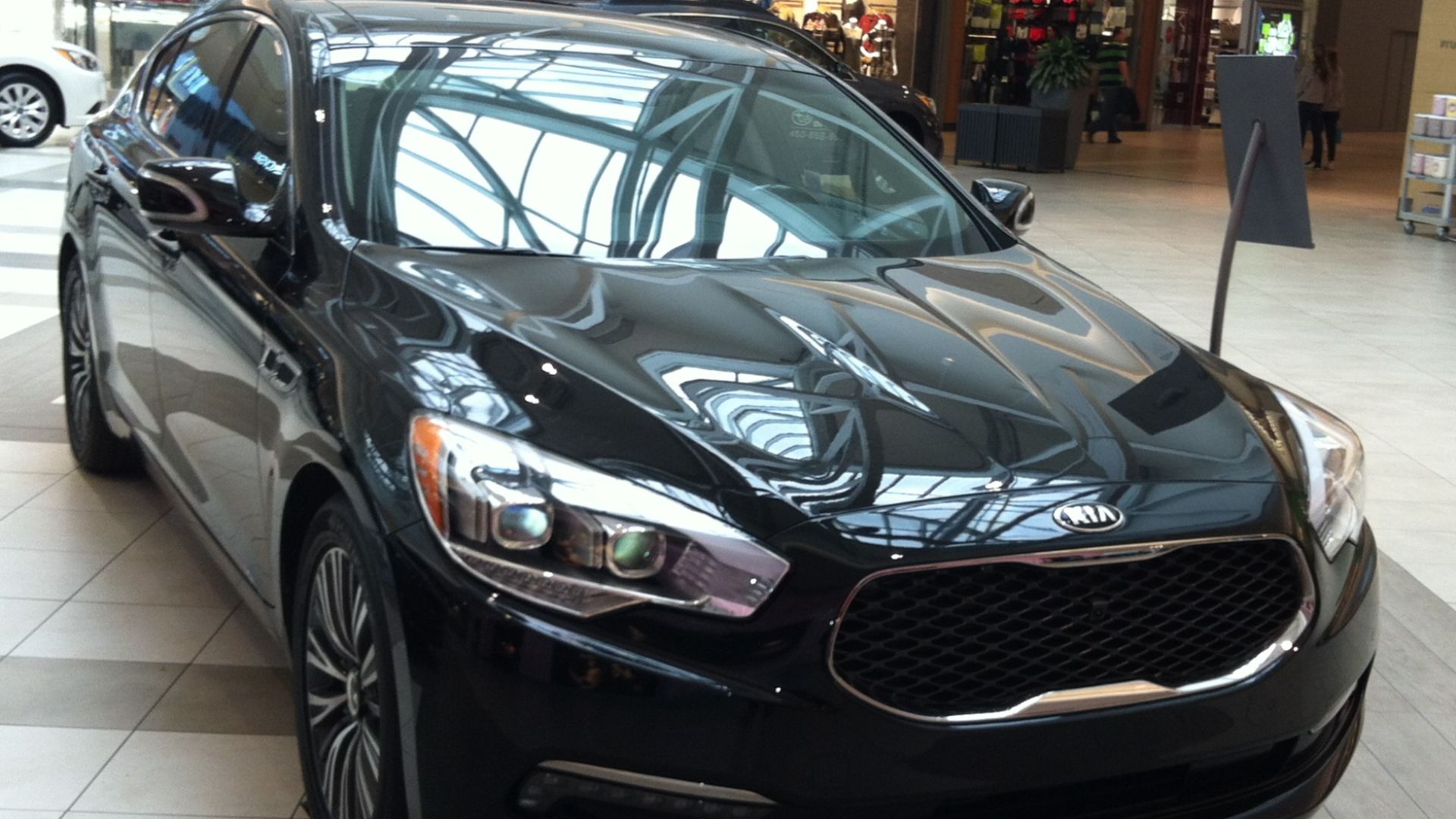 File:'15 Kia K900 Inside Carrefour Laval -- Front.JPG
