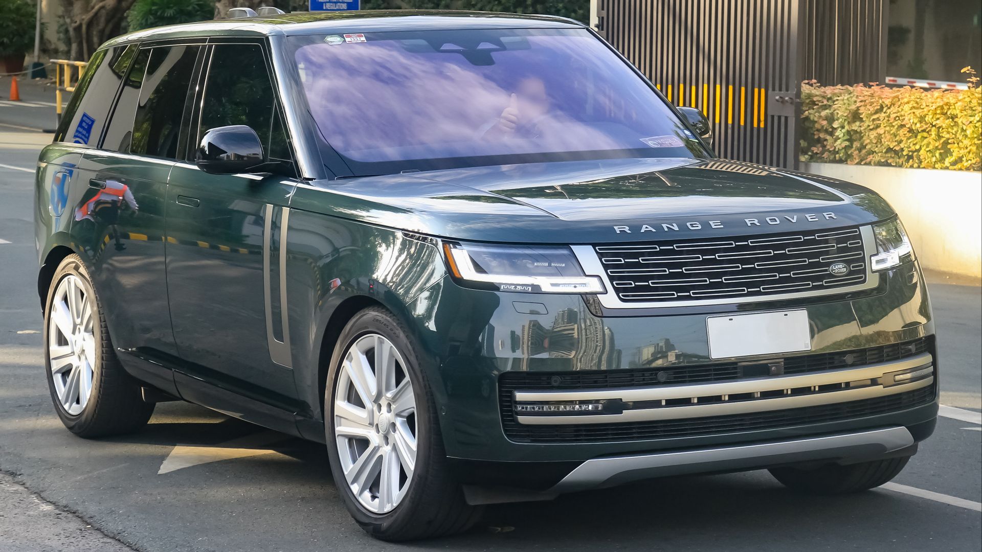 File:Range Rover L460 HSE Belgravia Green Metallic - front.jpg