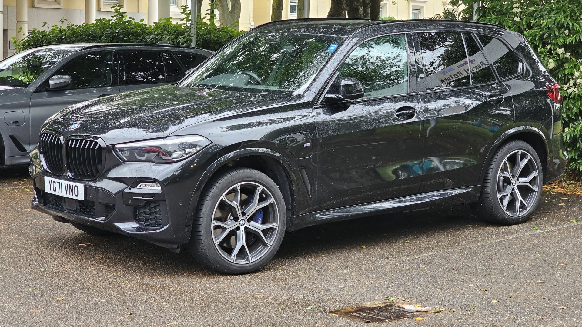 File:BMW G05 X5 xDrive45e M Sport Black Sapphire Metallic (5).jpg