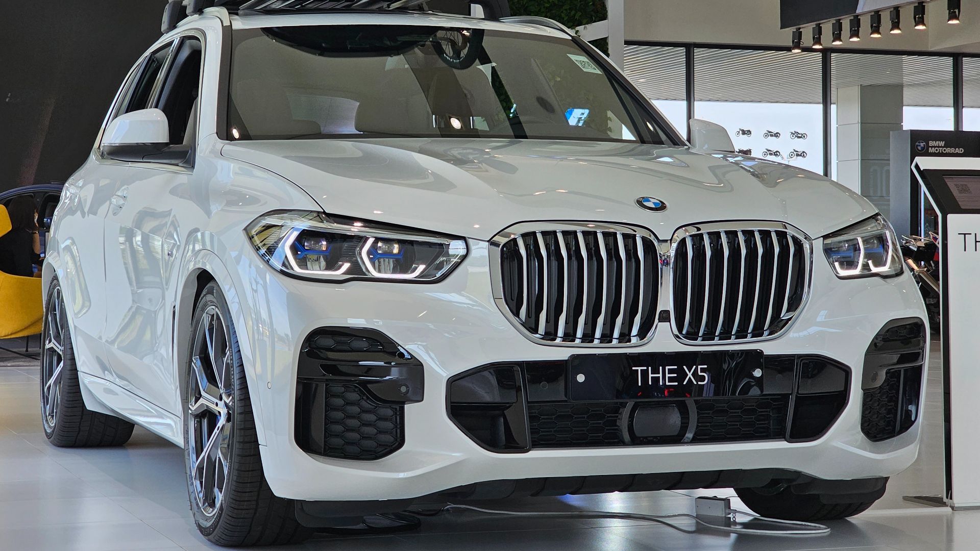 File:BMW G05 X5 xDrive40i M Sport Mineral White Metallic (2).jpg