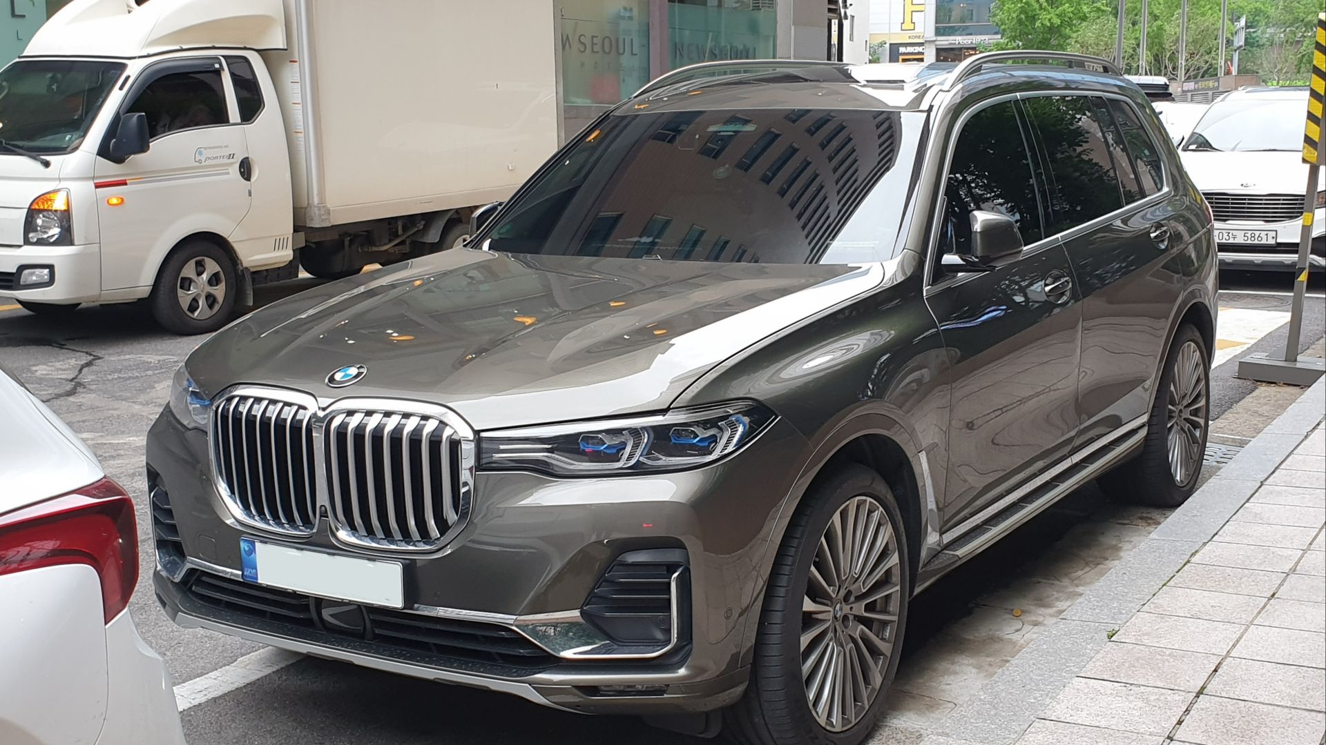 File:BMW G07 X7 xDrive40i Manhattan Metallic (2).jpg