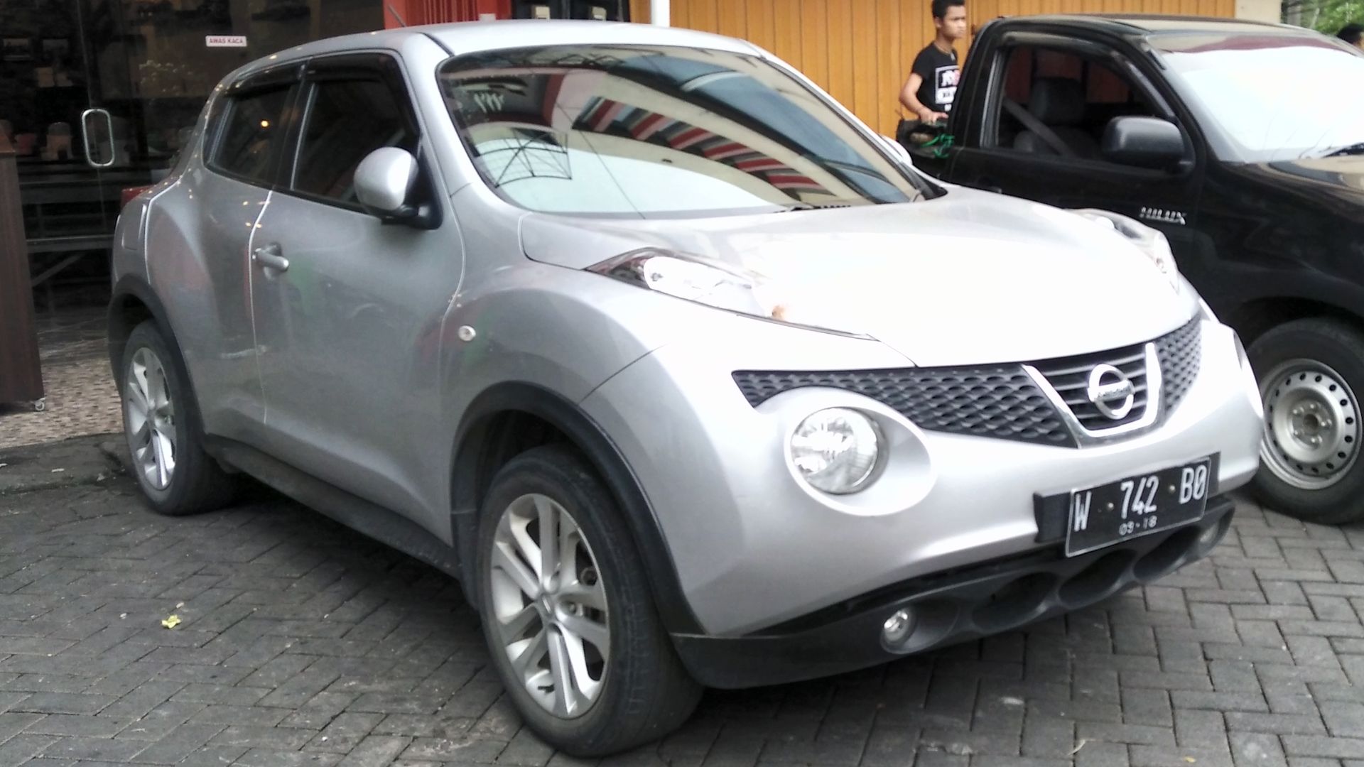 File:2013 Nissan Juke, West Surabaya.jpg