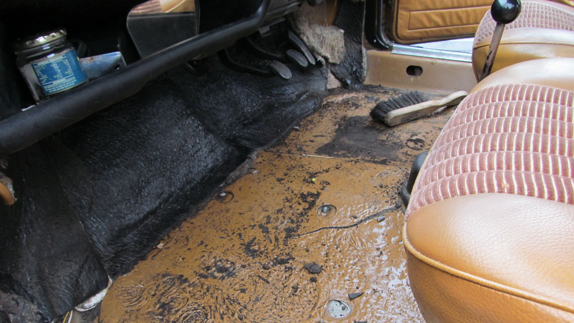 File:Fiat 128 floor (14686677591).jpg