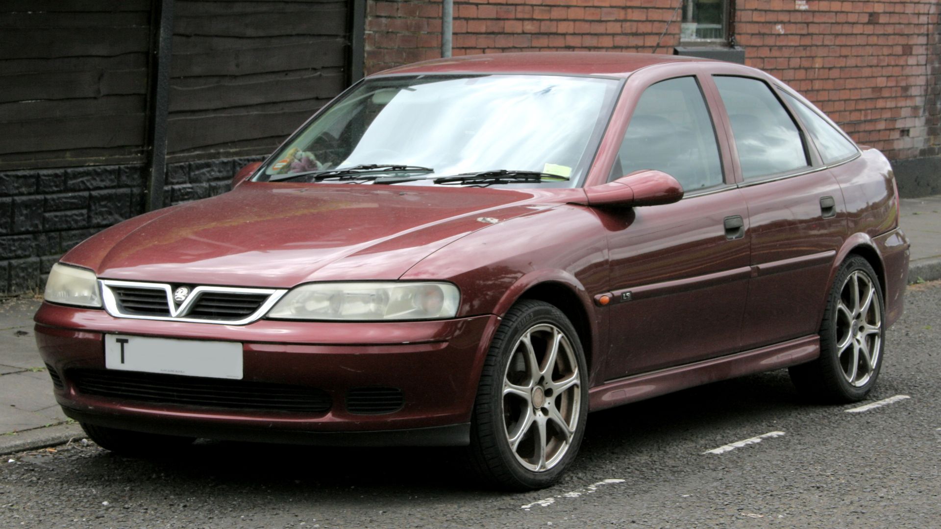 File:1999 Vauxhall Vectra LS 1.8 (Front).jpg