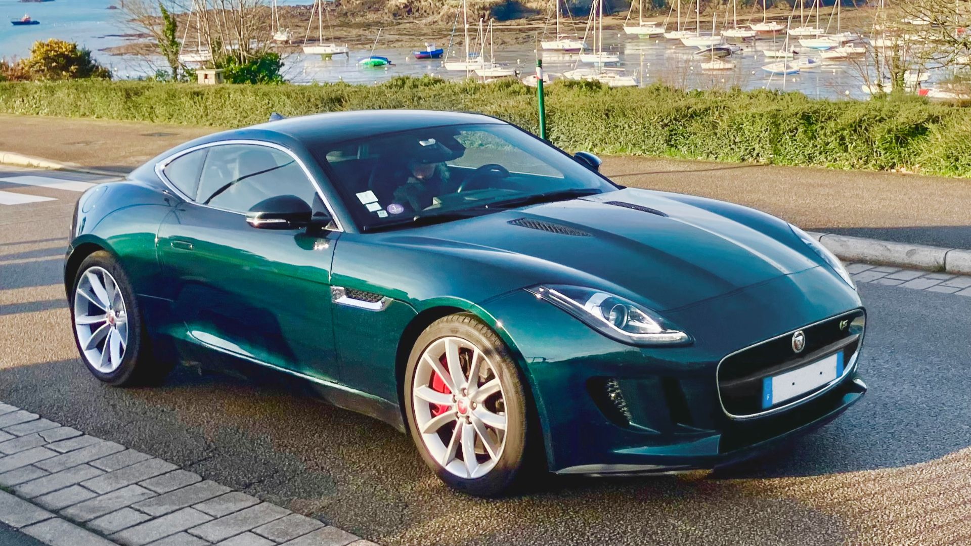 File:Jaguar-F-Type-Saint-Briac-sur-Mer-Chateau-du-Nessay-byRundvald.jpg