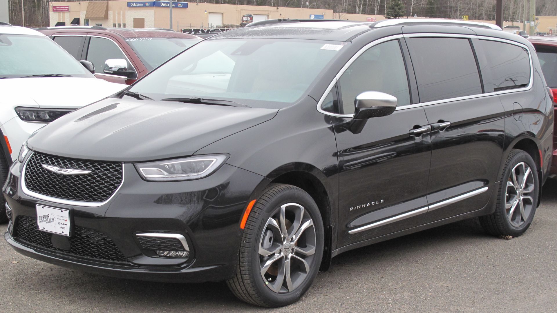 File:2022 Chrysler Pacifica Pinnacle in Brilliant Black Crystal Pearl, Front Left, 04-18-2022.jpg