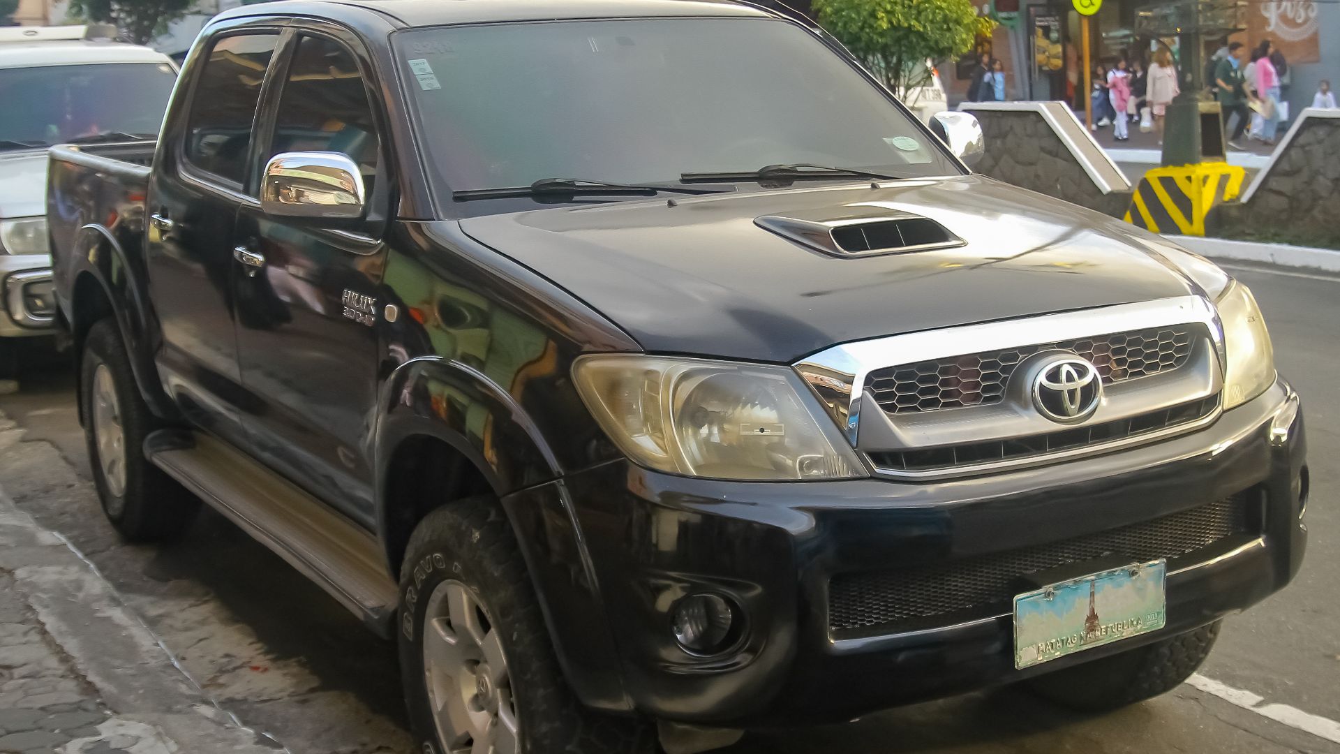 File:Toyota Hilux KUN26L 3.0 G 4x4 Black.jpg