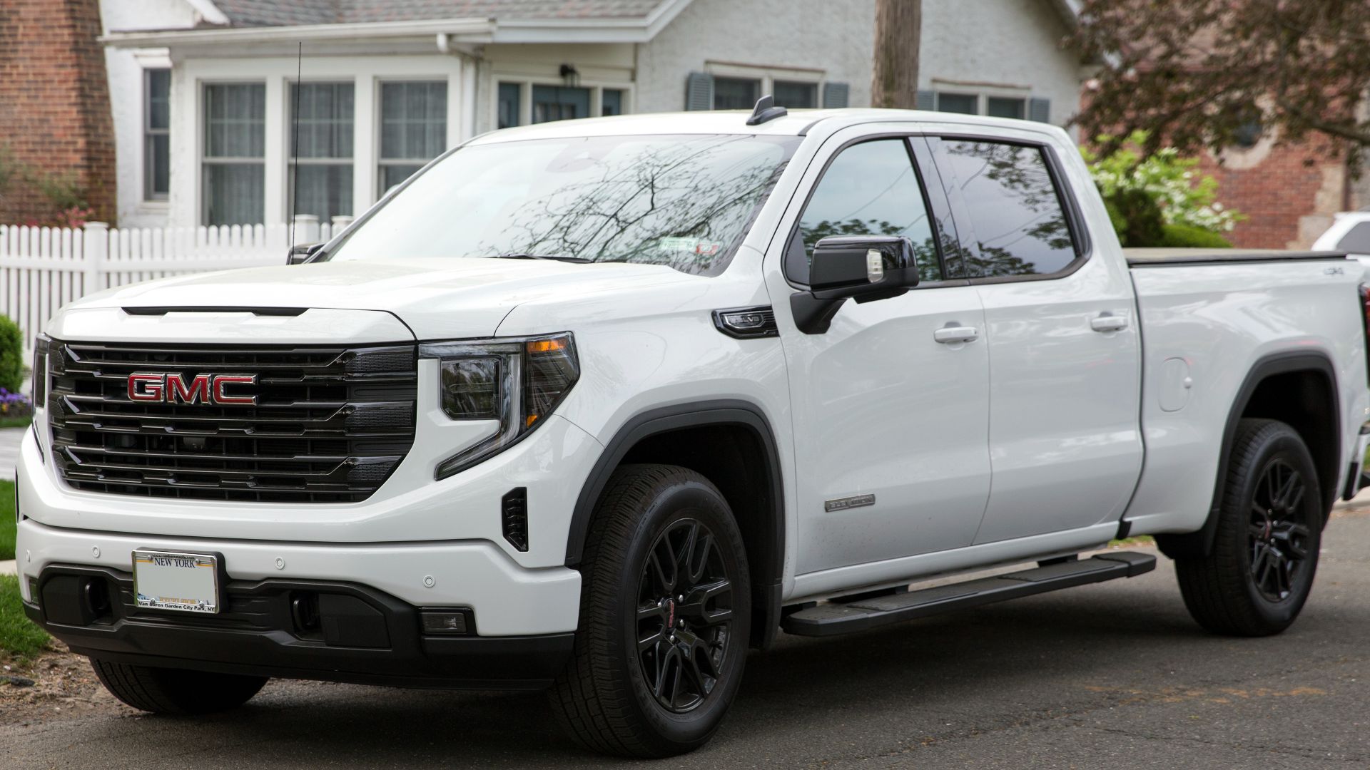 File:2024 GMC Sierra Elevation Crew Cab in Summit White, front left.jpg