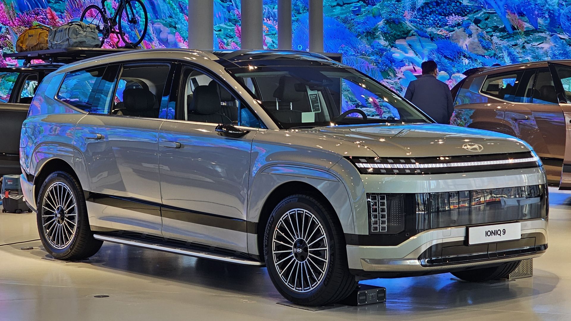 File:Hyundai IONIQ 9 AWD Calligraphy ME1 Celadon Gray Metallic (17).jpg