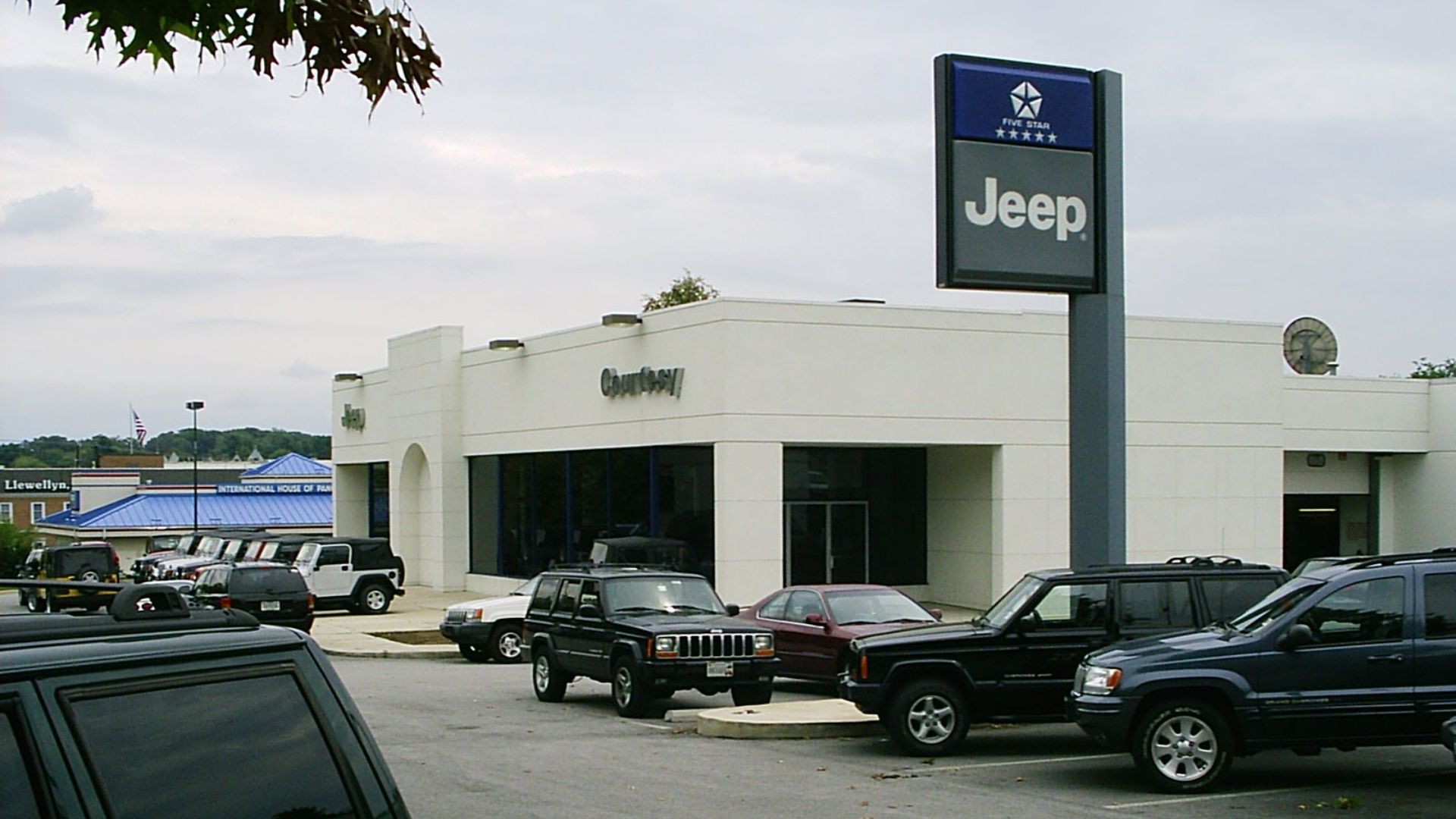 File:Car dealership in Rockville Maryland Jeep.jpg