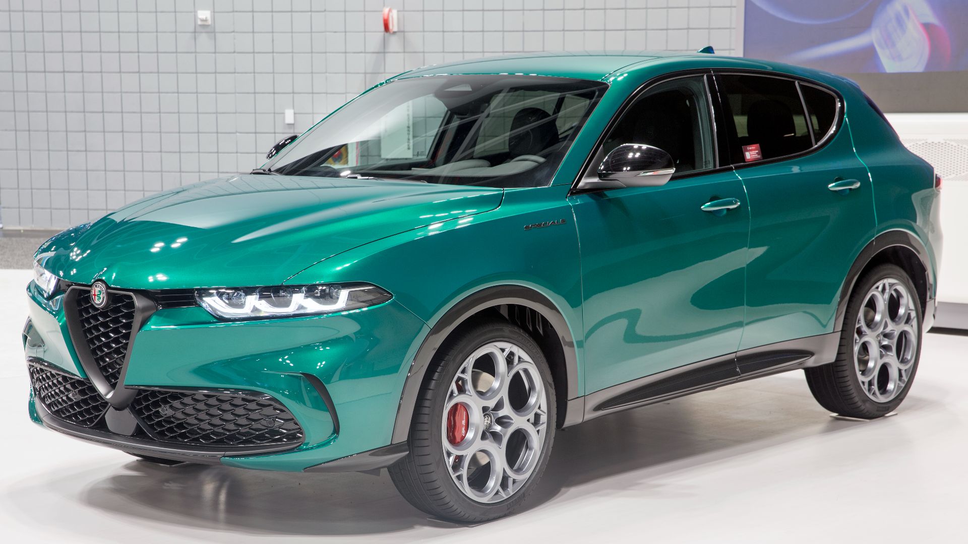 File:2022 Alfa Romeo Tonale Speciale in Verde Montreal, front left (NYIAS 2022).jpg