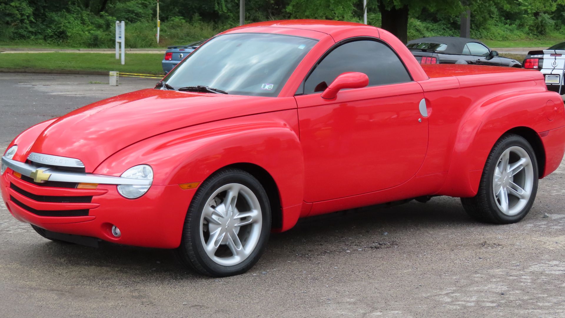File:2004 Chevrolet SSR, front left, 07-02-2023.jpg