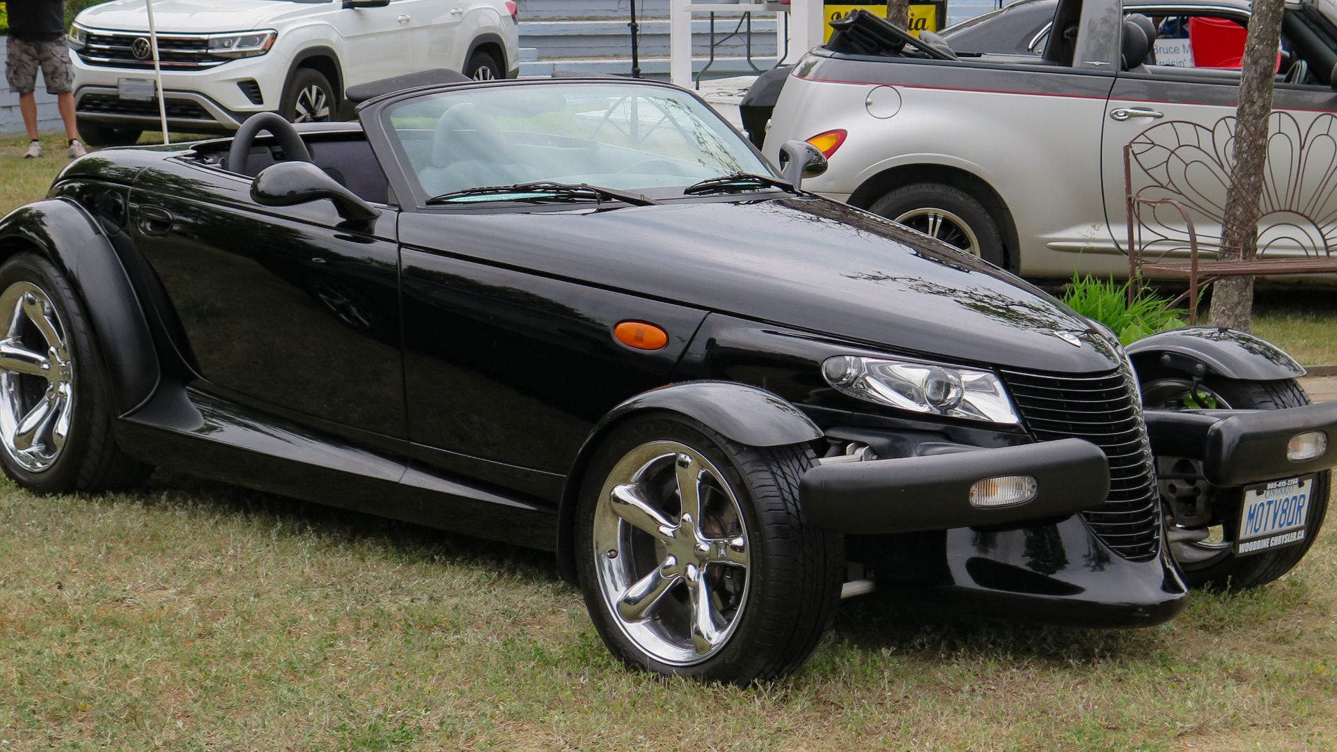 File:2000 Plymouth Prowler in Prowler Black Clearcoat, Front Right, 06-10-2023.jpg