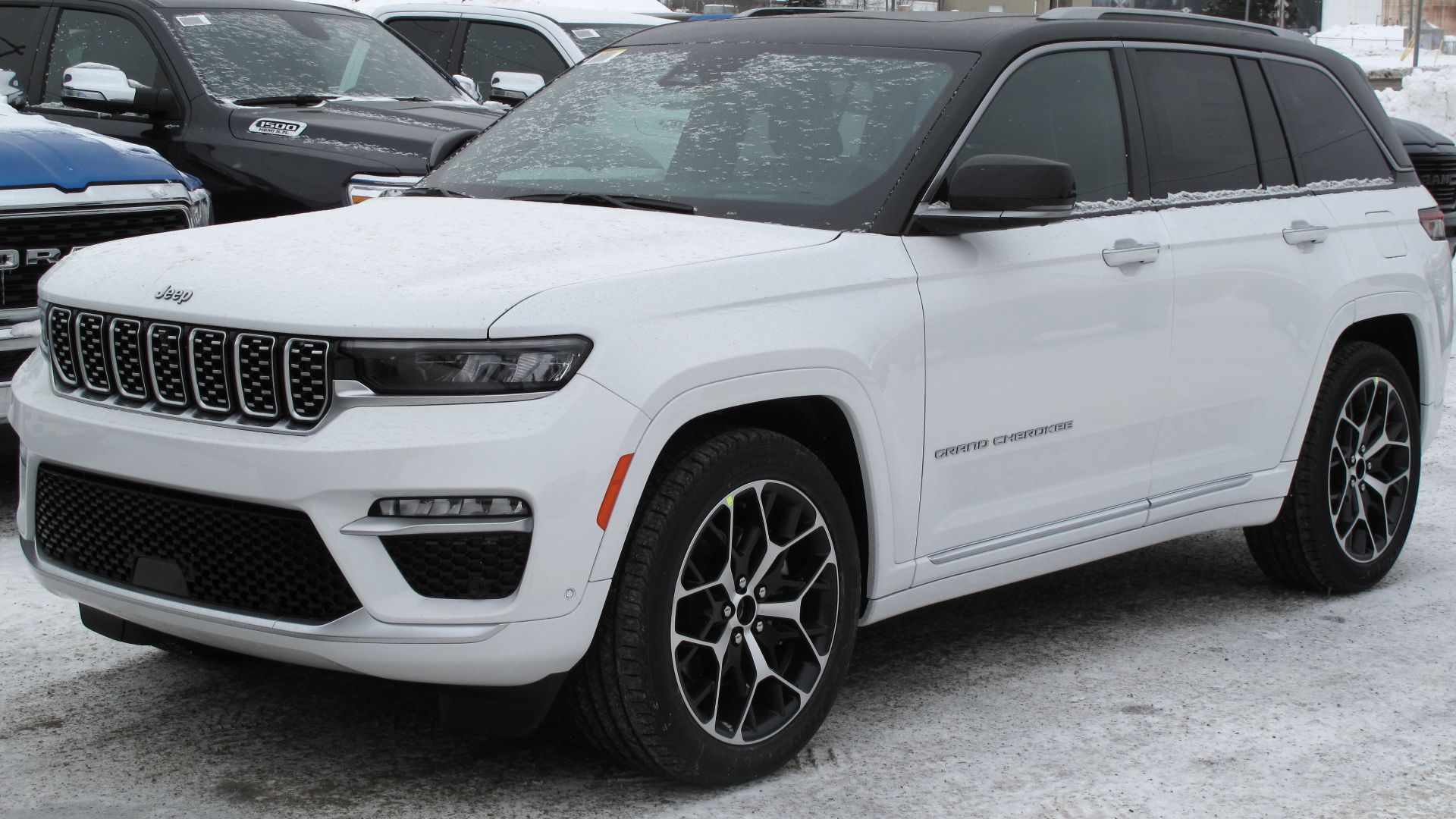 File:2022 Jeep Grand Cherokee Summit Reserve 4x4 in Bright White, Front Left, 01-16-2022.jpg