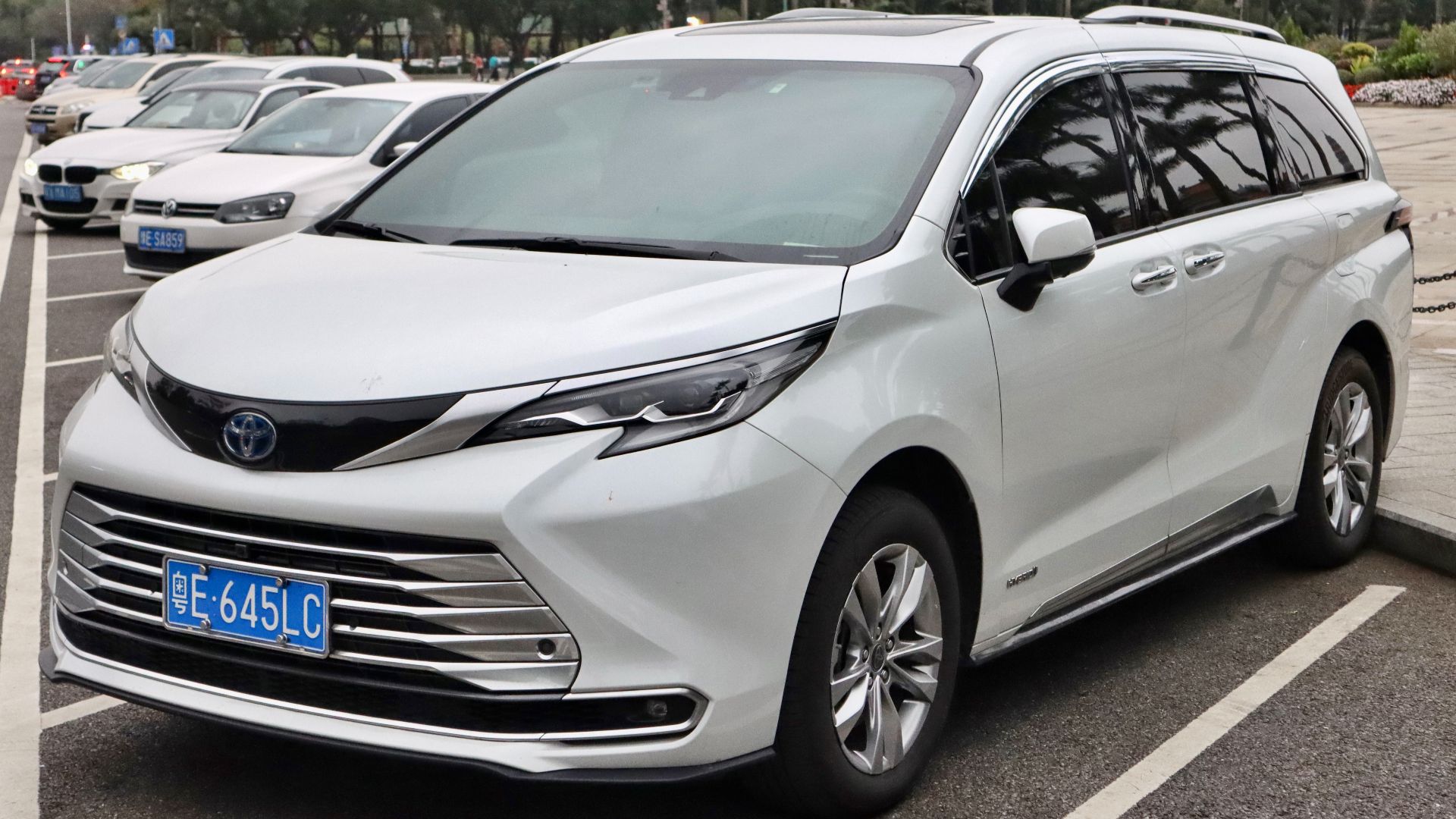 File:2022 GAC-Toyota Sienna Platinum hybrid (front).jpg