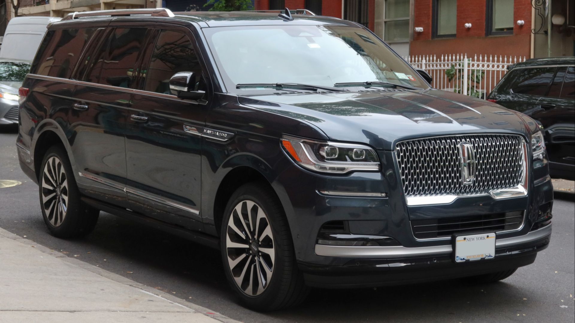 File:2022 Lincoln Navigator L 'Reserve' (facelift), front 4.27.23.jpg
