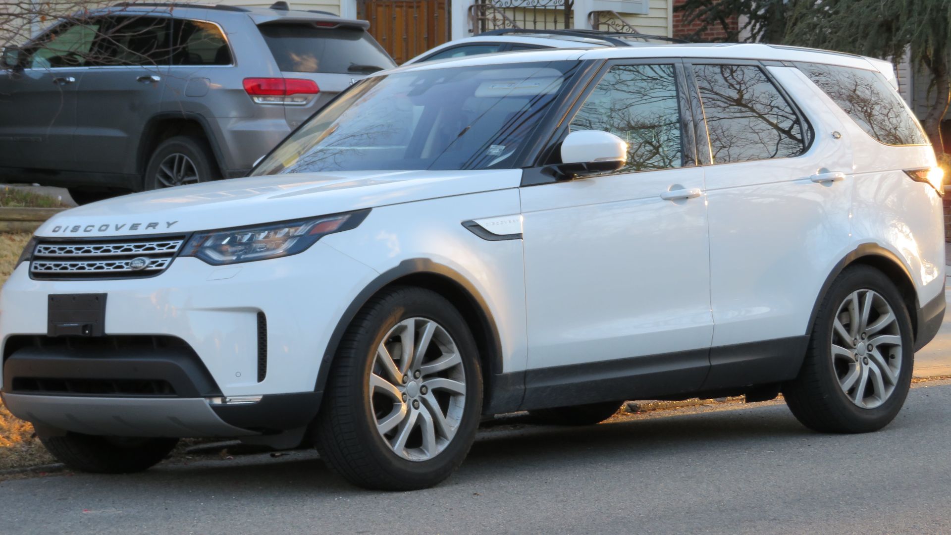 File:2018 Land Rover Discovery HSE Si6 (US) front 3.16.18.jpg