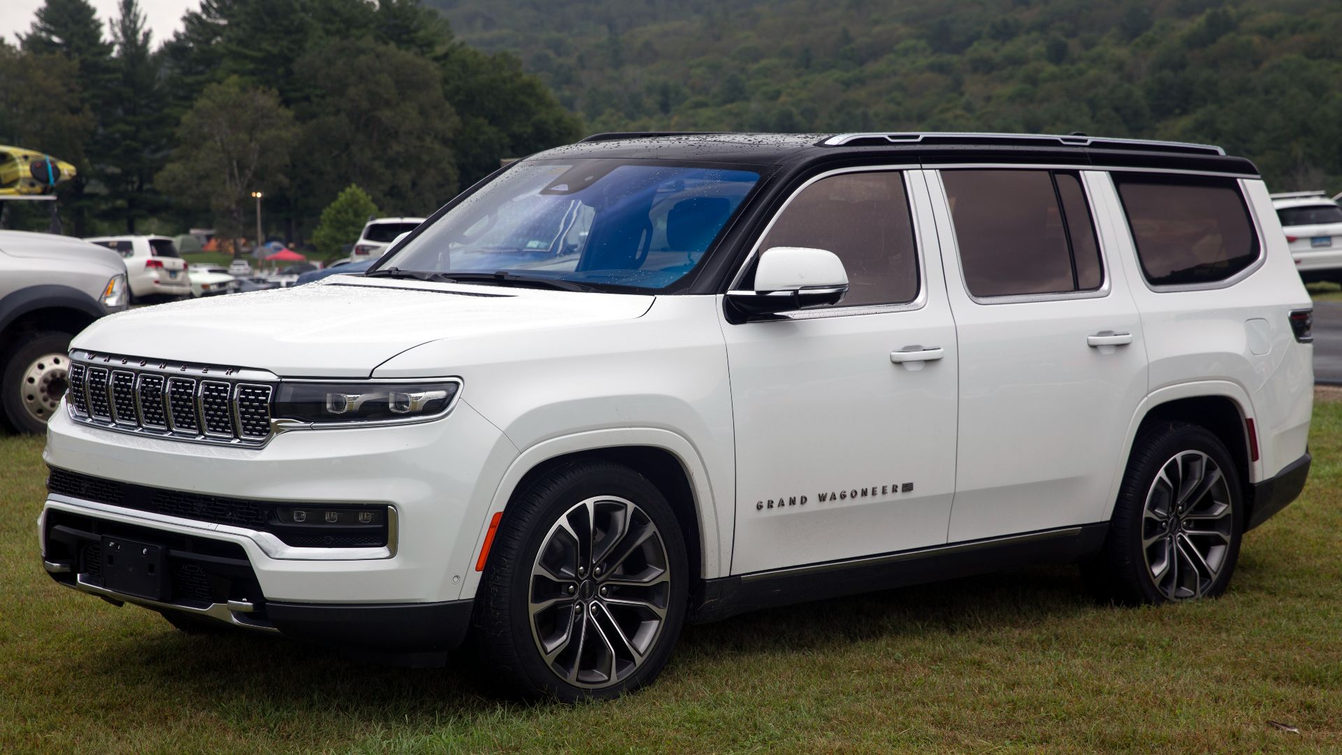 File:2022 Jeep Grand Wagoneer Series III in Bright White and Black, front left.jpg