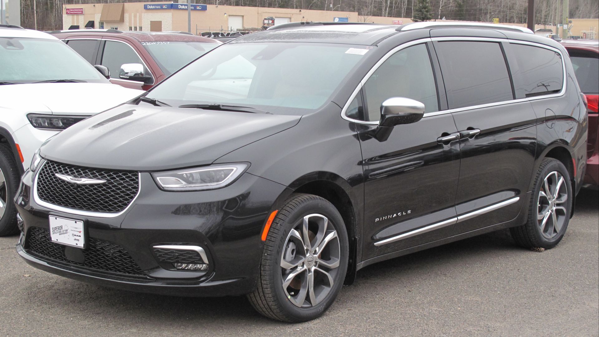 File:2022 Chrysler Pacifica Pinnacle in Brilliant Black Crystal Pearl, Front Left, 04-18-2022.jpg