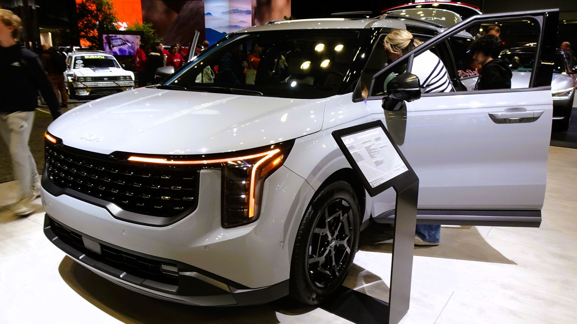 File:Kia Carnival SX Prestige HEV (2024) (53625134320).jpg