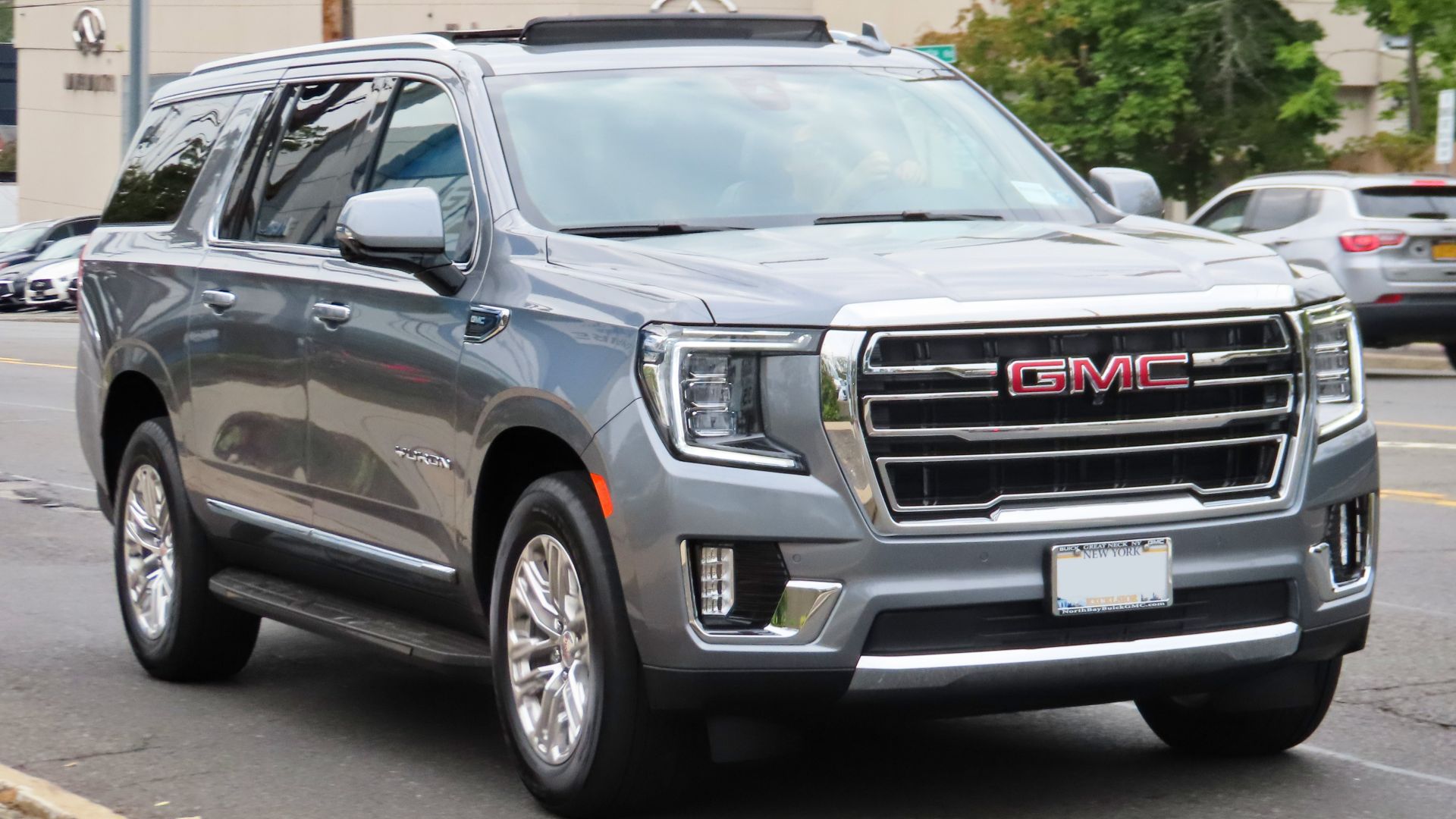 File:2021 GMC Yukon XL SLT, front 9.24.20.jpg