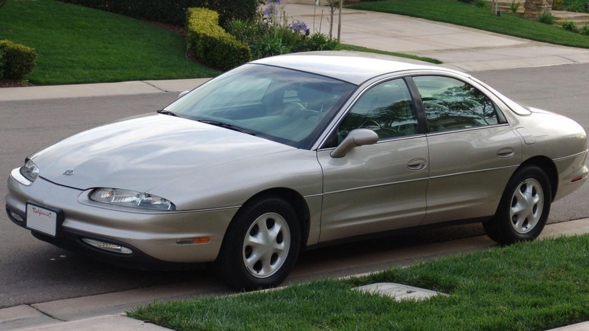 File:1997 Oldsmobile Aurora.jpg