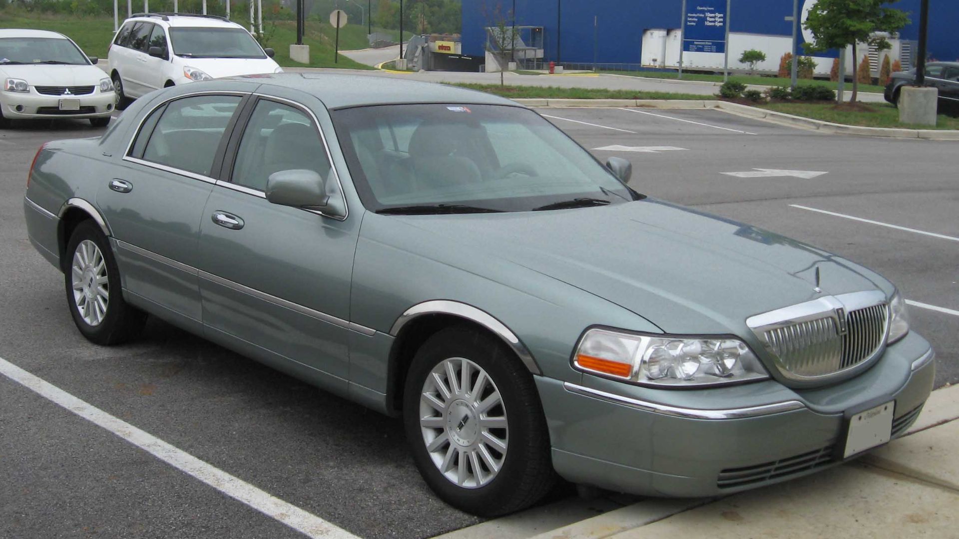 File:03-08 Lincoln Town Car.jpg