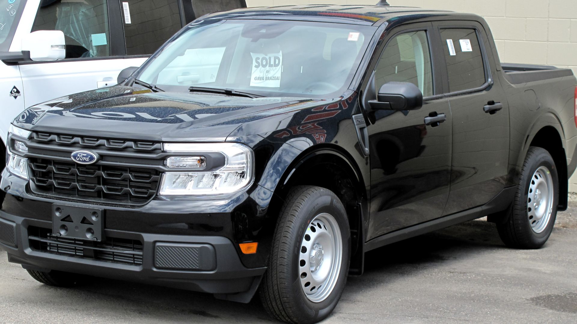 File:2022 Ford Maverick XL in Shadow Black, Front Left, 06-26-2022.jpg