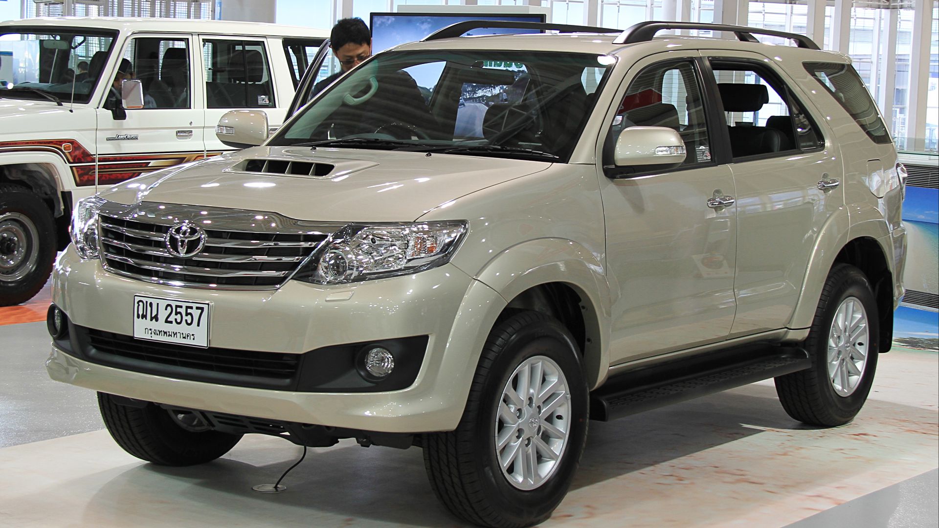 File:Toyota Fortuner.jpg