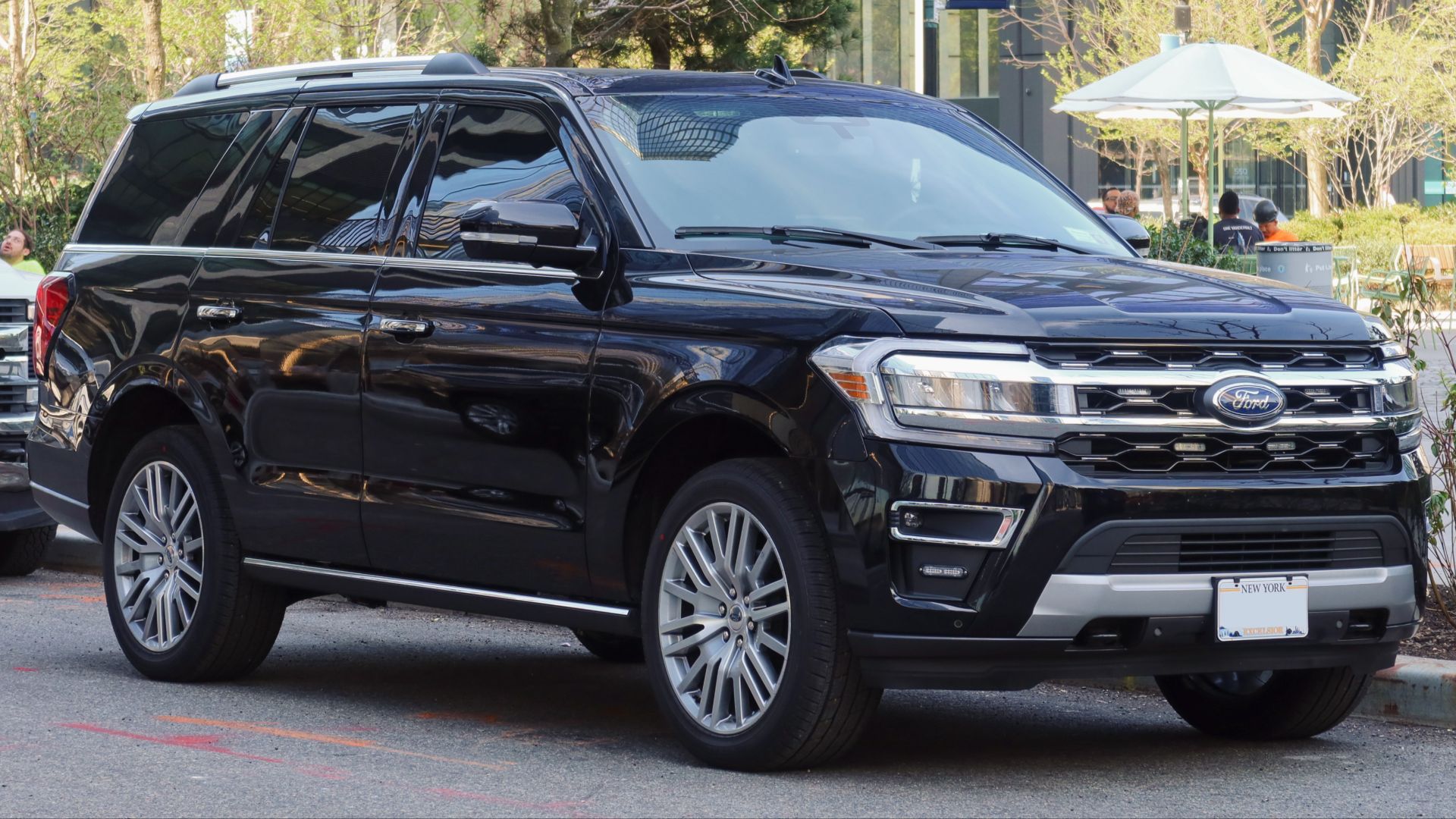 File:2022 Ford Expedition Platinum unmarked unit, front 4.14.23.jpg