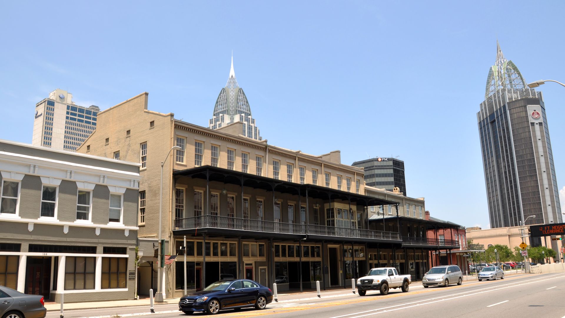 File:Mobile, AL streetscape August 2015.jpg