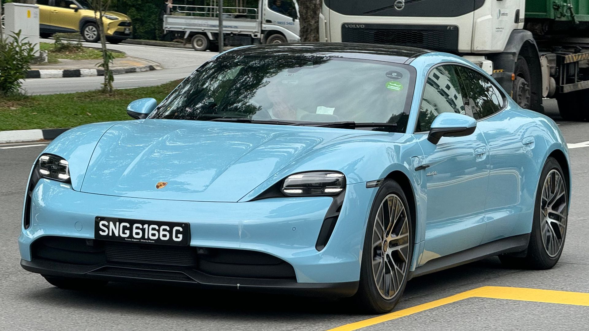 File:(SGP-Singapore) Private Porsche Taycan SNG6166G 2024-11-06.jpg