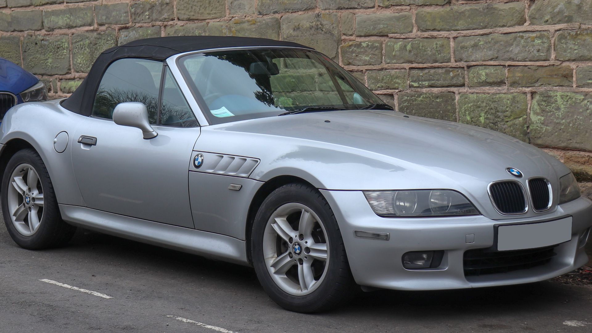 File:2001 BMW Z3 Roadster Automatic 2.2 Front.jpg