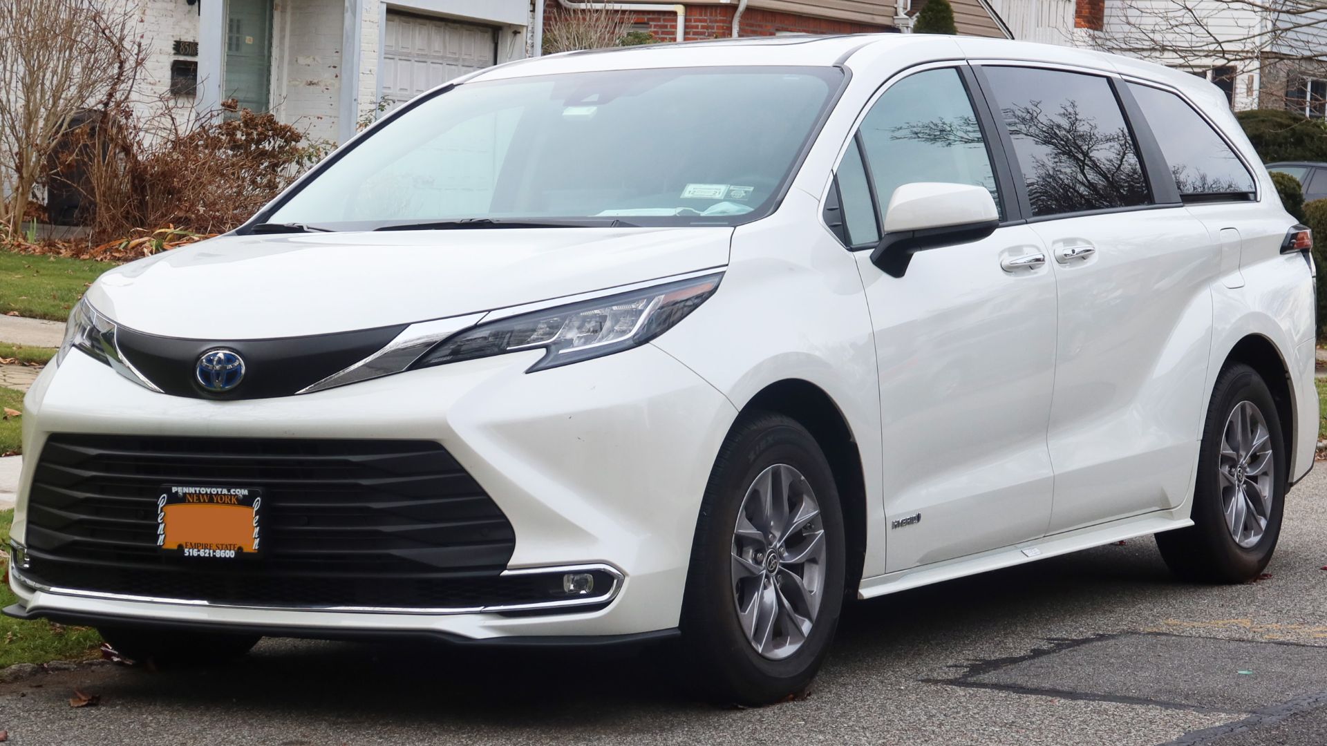 File:2021 Toyota Sienna XLE Hybrid, front 12.21.21.jpg