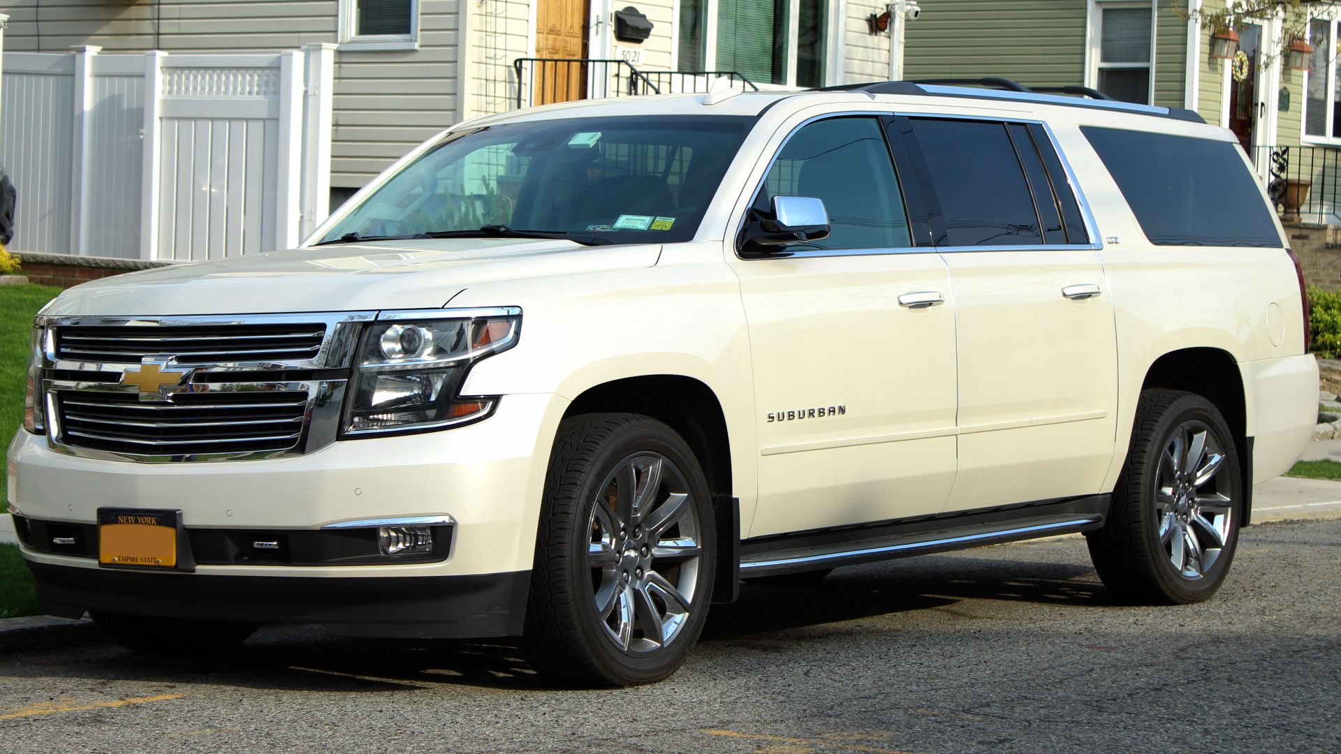 File:2015 Chevrolet Suburban 1500 LTZ, front 4.18.19.jpg