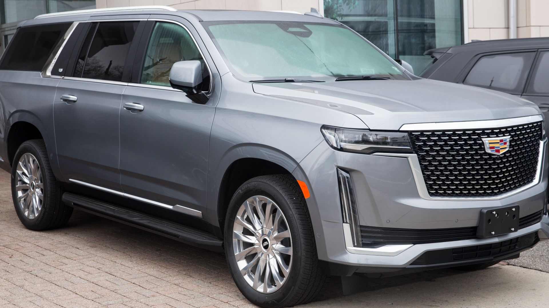 File:2021 Cadillac Escalade ESV 4WD Premium Luxury in Satin Steel Metallic, front right.jpg