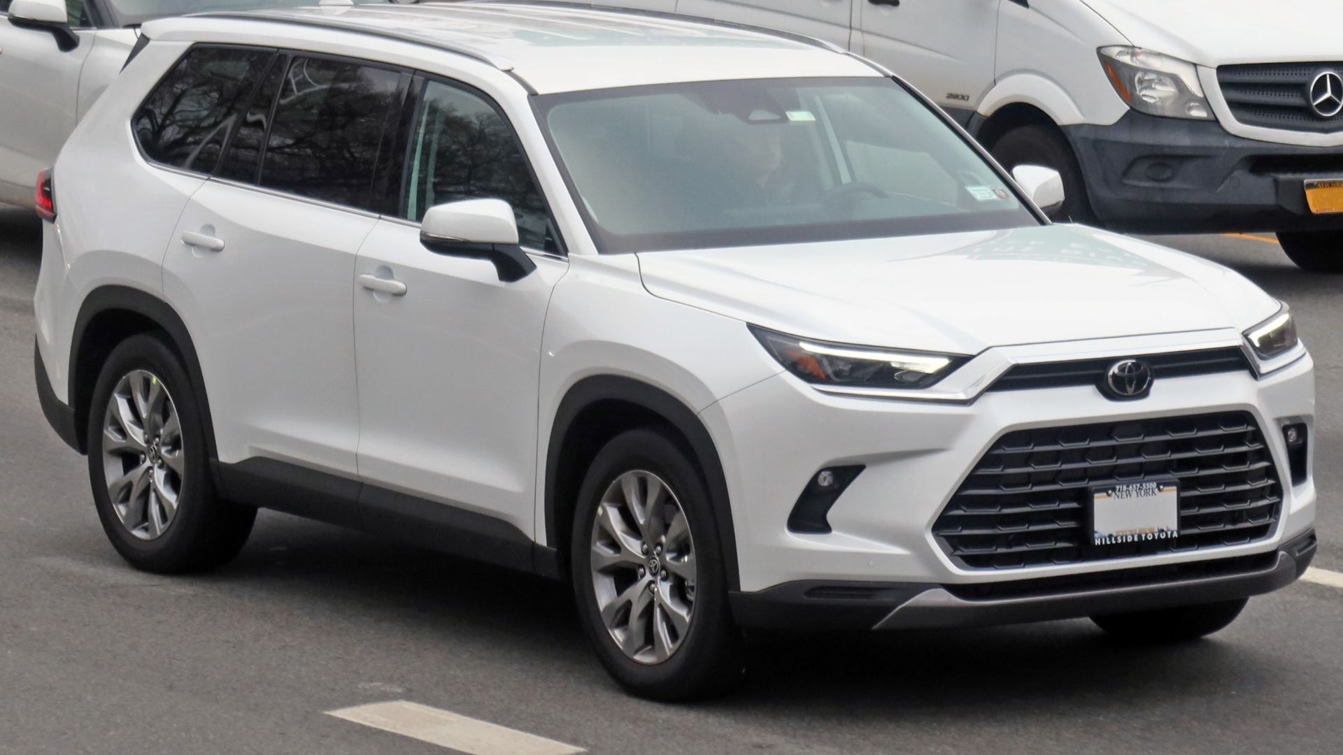 File:2024 Toyota Grand Highlander Limited, front 11.22.23.jpg