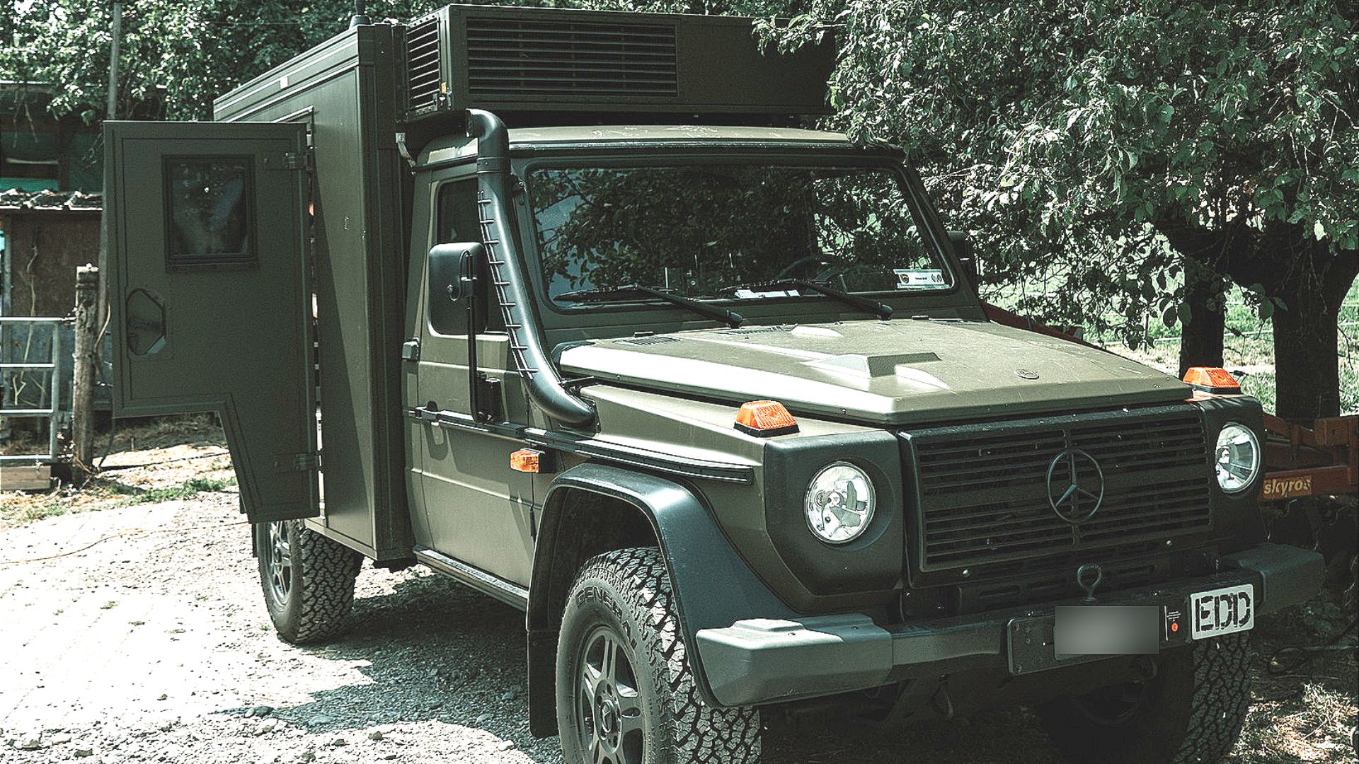 File:Mercedes-Benz G-Class G300CDI W461 Swiss Army with Hess Shelter - command and communications vehicle.png