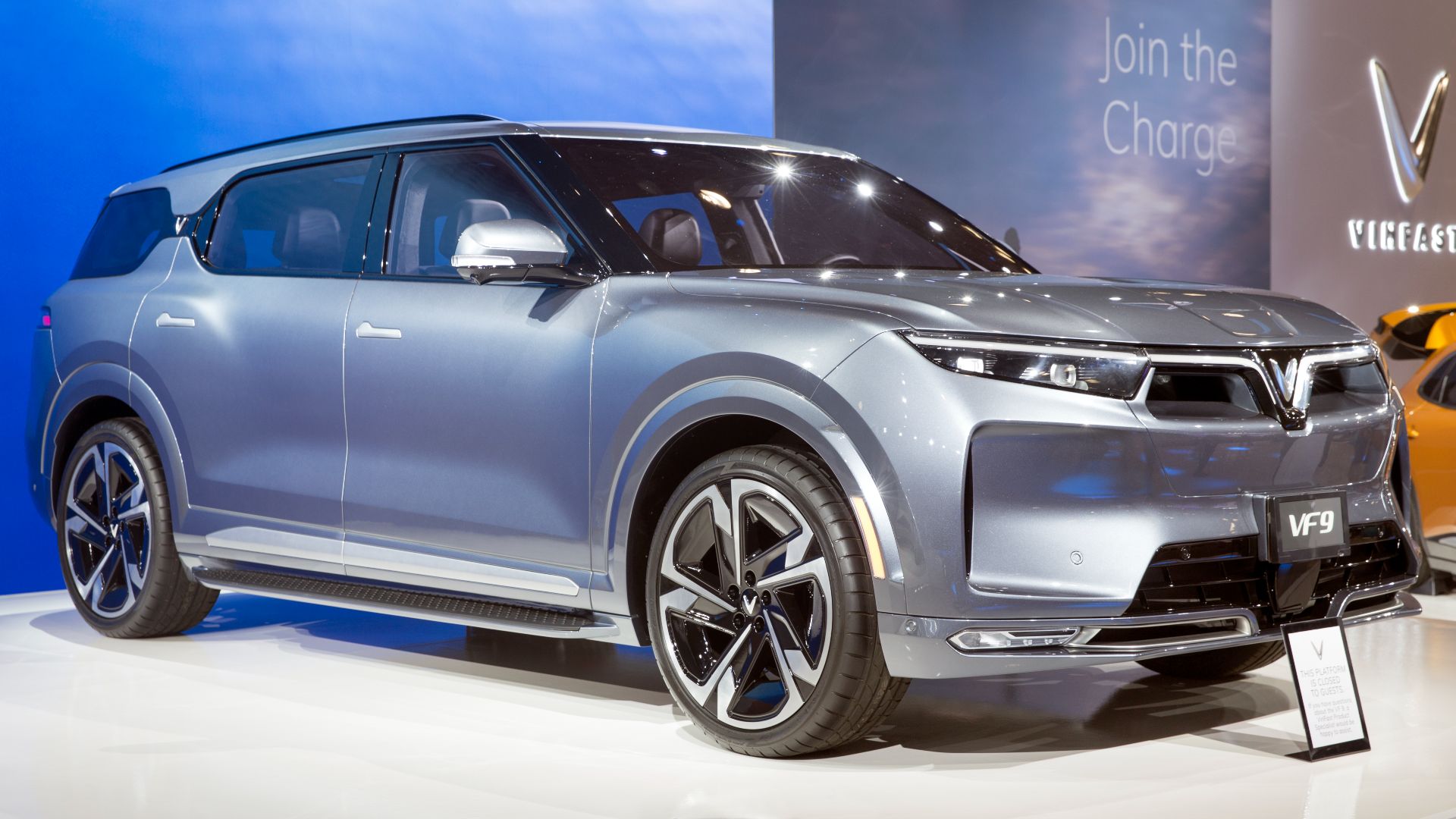 File:Vinfast VF9 at NYIAS 2022, front right.jpg