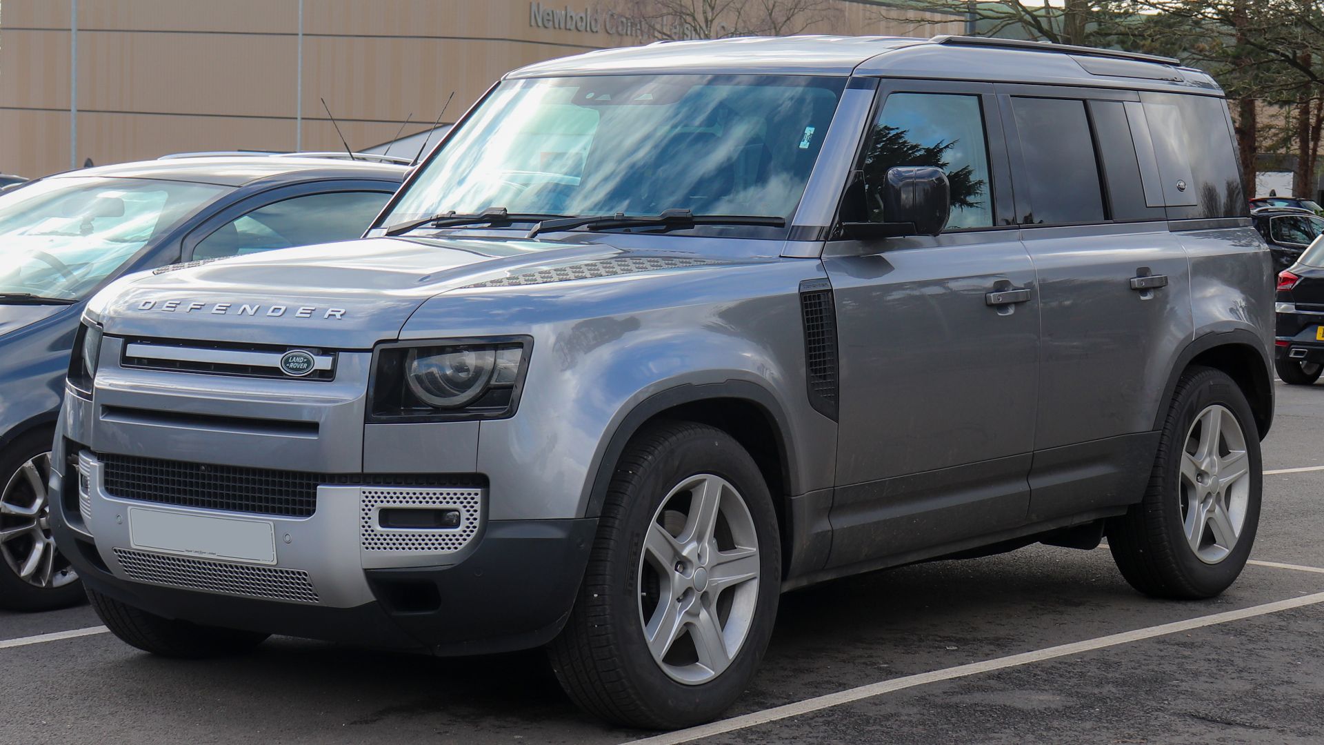 File:2020 Land Rover Defender SE D240 Automatic 2.0 Front.jpg