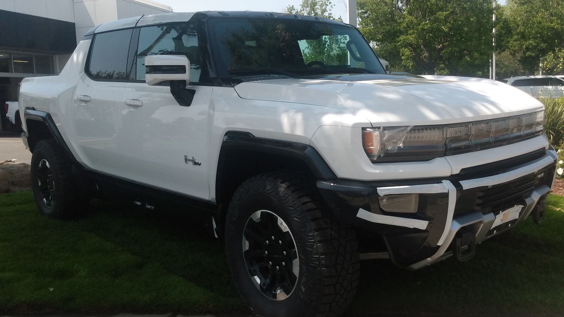 File:2022 GMC Hummer EV pickup front.jpg